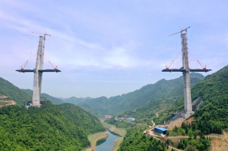 (miniature) Vue aérienne du chantier de construction du pont de Xiangjiang dans la province du Guizhou