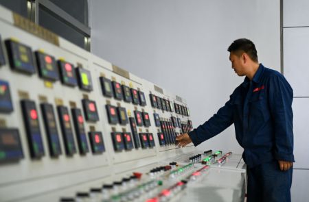 (miniature) Un employé vérifie le système de fonctionnement des chaudières dans une entreprise de chauffage à Changchun