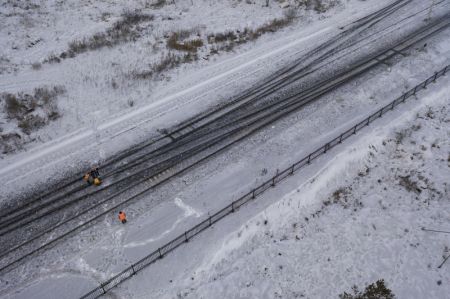 (miniature) Une photo aérienne des cheminots effectuant l'entretien des chemins de fer à Mohe