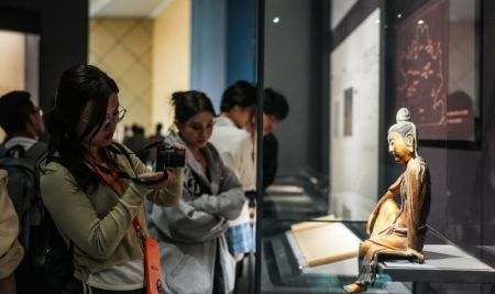 (miniature) Des gens visitent le Musée provincial du Guizhou