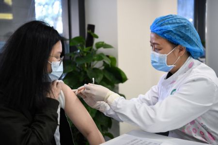 (miniature) Une femme reçoit une injection du vaccin contre le COVID-19 dans une clinique du district de Feixi de la province de l'Anhui