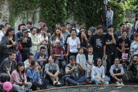 (miniature) Des touristes assistent à un spectacle en plein air lors du 11e Festival du théâtre de Wuzhen de la ville de Tongxiang