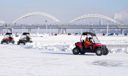 (miniature) Des gens s'amusent sur le fleuve Songhua gel&eacute; dans un parc de glace et de neige &agrave; Harbin