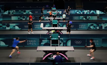 (miniature) Des athlètes lors d'une séance d'entraînement pour les Jeux olympiques de Paris 2024 dans l'Arena Paris Sud à Paris
