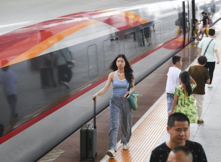 (miniature) Des passagers s'apprêtent à monter dans un train à la gare nord de Chongqing
