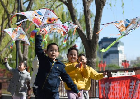 (miniature) Des enfants font voler des cerfs-volants dans le parc Taoranting aux beaux jours à Beijing