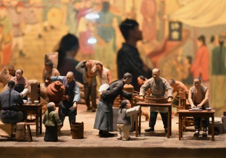 (miniature) Des touristes visitent une exposition sur le patrimoine culturel immatériel le long du Grand Canal de Chine