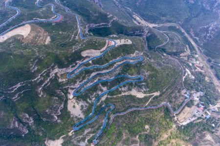 (miniature) Photo aérienne d'une route touristique sinueuse à Taiyuan