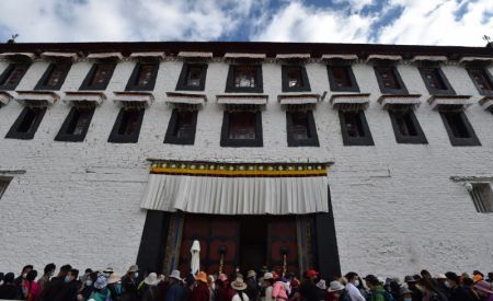 (miniature) Des visiteurs attendent d'entrer dans le Palais du Potala à Lhassa