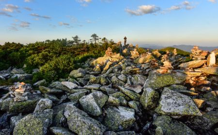 (miniature) Un touriste contemple le lever du soleil au sommet de la montagne Caolianling dans le district de Luonan de la ville de Shangluo