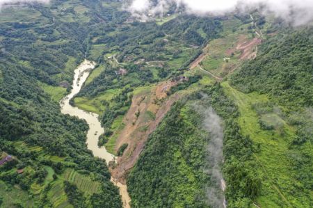 (miniature) Photo aérienne d'un site de glissement de terrain survenu dans le village de Liujing dans l'arrondissement de Wulong de la municipalité de Chongqing (sud-ouest de la Chine)