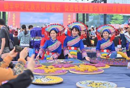 (miniature) Des candidates présentent leurs créations à un concours de plats colorés à base de riz gluant sur une place culturelle du district autonome Yao de Dahua