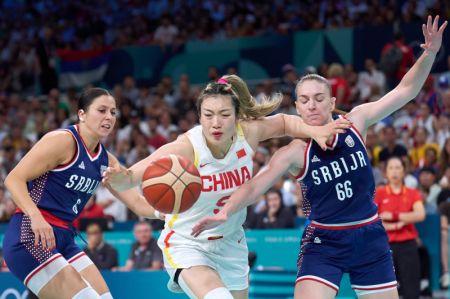 (miniature) La Chinoise Li Meng (au centre) affronte ses adversaires serbes lors du match de basketball féminin de la phase de groupe entre la Chine et la Serbie aux Jeux olympiques de Paris 2024 à Lille