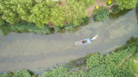 (miniature) Des bénévoles ramassent des déchets sur l'eau dans un parc de Tangshan