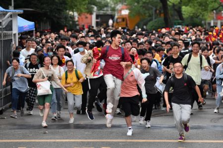 (miniature) Des candidats sortent en courant d'un site d'examen du concours national d'entrée à l'université à Changsha