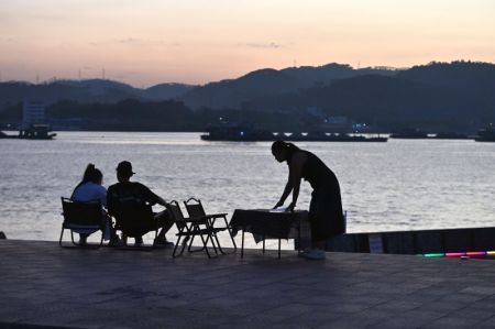 (miniature) Des touristes profitent du paysage du village de Sizhou