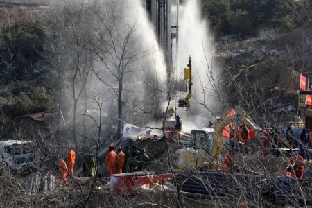 (miniature) Des secouristes sur le site de l'explosion d'une mine d'or dans la ville de Qixia