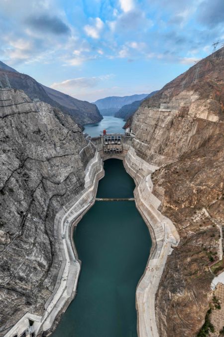 (miniature) Vue aérienne de la centrale hydroélectrique de Wudongde située dans la zone limitrophe entre les provinces du Sichuan et du Yunnan