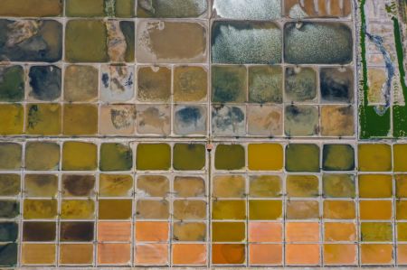 (miniature) Photo a&eacute;rienne prise le 9 mai 2021 montrant un patchwork de salines dans le bourg de Gangxi