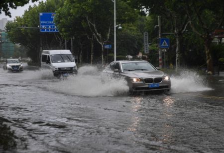 (miniature) Des véhicules circulent sur une route gorgée d'eau à Pinghu