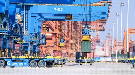 (miniature) Des véhicules sans conducteur transportent des conteneurs dans un terminal à conteneurs automatique du port de Qinzhou