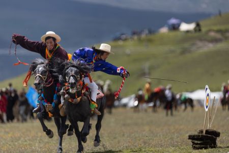 (miniature) Des cavaliers montrent leur habilité dans le district de Litang de la préfecture autonome tibétaine de Garze