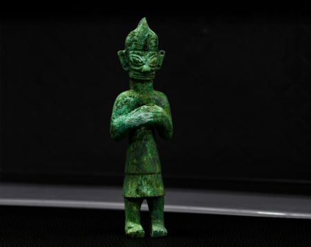 (miniature) Photo d'une statue de bronze découverte dans la fosse sacrificielle No 3