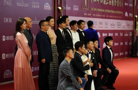 (miniature) Photo prise le 11 juin 2021 sur le tapis rouge du 24e Festival international du film de Shanghai (FIFS) à Shanghai