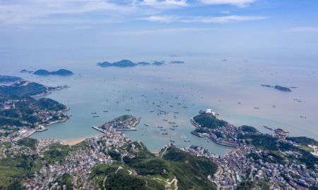 (miniature) Une photo a&eacute;rienne montre des bateaux de p&ecirc;che quittant un port &agrave; Wenling