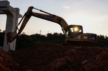 (miniature) Photo a&eacute;rienne du chantier d'un chemin de fer &agrave; sustentation magn&eacute;tique (maglev) &agrave; vitesse mod&eacute;r&eacute;e-faible pr&egrave;s du parc d'attractions Chimelong