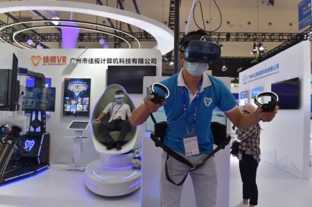 (miniature) Un exposant présente un appareil de réalité virtuelle lors de la 18e Expo Chine-ASEAN à Nanning