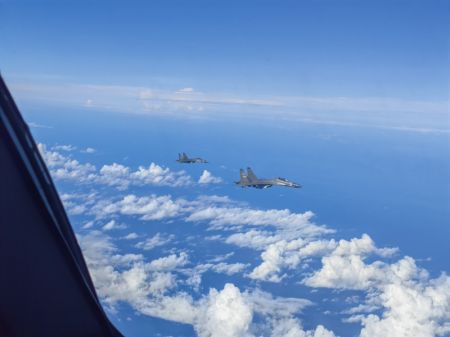 (miniature) Des avions de guerre du commandement du Théâtre d'opérations de l'est de l'Armée populaire de libération (APL) de la Chine mènent des opérations dans le cadre des entraînements conjoints autour de l'île de Taiwan