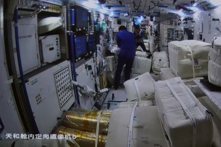 (miniature) Capture d'écran réalisée au Centre de contrôle aérospatial de Beijing le 3 novembre 2022 montrant une vue de l'intérieur du module central Tianhe après la transposition en orbite du module laboratoire Mengtian de la station spatiale chinoise
