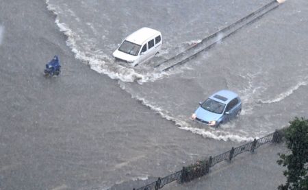 (miniature) Des véhicules roulent dans une rue inondée de Zhengzhou