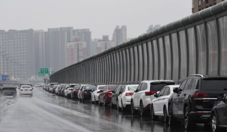 (miniature) Des gens garent leurs véhicules sur une route à Zhengzhou