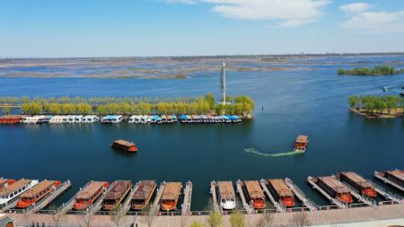 (miniature) Photo a&eacute;rienne de bateaux en croisi&egrave;re lors de l'essai du service de waterbus du lac Baiyangdian dans la Nouvelle Zone de Xiong'an