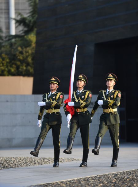 (miniature) La garde d'honneur escorte le drapeau national avant la cérémonie nationale à la mémoire des victimes du massacre de Nanjing