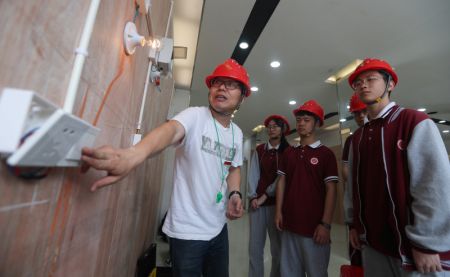 (miniature) Des élèves apprennent le câblage électrique lors d'un module de l'éducation au travail