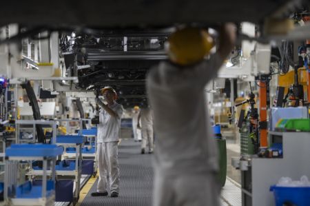 (miniature) Un ouvrier travaille sur une chaîne de montage de la société Dongfeng Motor Corporation