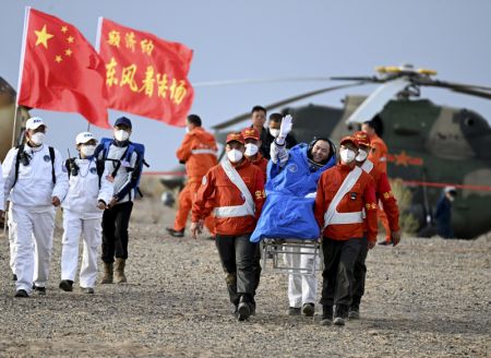 (miniature) L'astronaute Zhang Lu sort de la capsule de retour du vaisseau spatial habité Shenzhou-15