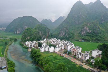 (miniature) Photo aérienne du paysage rural du district autonome Yao de Bama