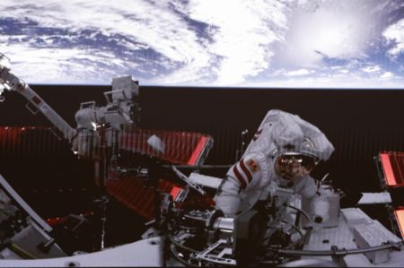 (miniature) Capture d'&eacute;cran r&eacute;alis&eacute;e au Centre de contr&ocirc;le a&eacute;rospatial de Beijing du ta&iuml;konaute Fei Junlong de Shenzhou-15 retournant au module laboratoire Wentian de la station spatiale chinoise apr&egrave;s avoir effectu&eacute; les activit&eacute;s extrav&eacute;hiculaires