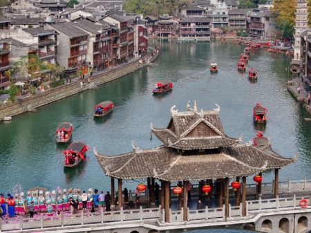 (miniature) Photo aérienne de jeunes mariés sur des bateaux pour un défilé dans le vieux bourg de Fenghuang