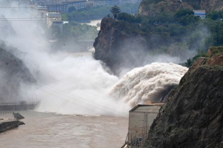 (miniature) Le réservoir de Liujiaxia déverse les eaux de crue dans la préfecture autonome Hui de Linxia