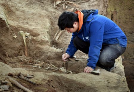 (miniature) Un archéologue travaille sur le site de la quatrième excavation du village de Yangshao
