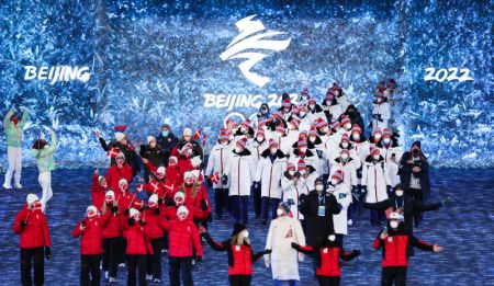 (miniature) Des athlètes défilent lors de la cérémonie de clôture des Jeux olympiques d'hiver de Beijing 2022