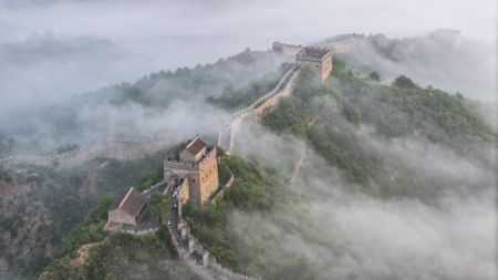 (miniature) Photo aérienne de la section de Jinshanling de la Grande Muraille enveloppée de nuages après la pluie dans le district de Luanping