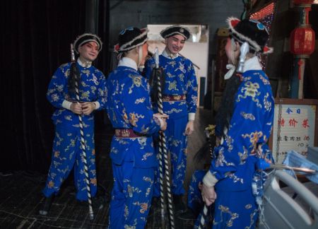 (miniature) Des acteurs en coulisses s'apprêtent à monter sur scène au théâtre Renmin