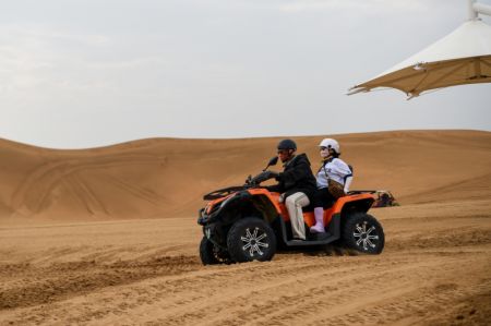 (miniature) Des touristes font une balade en quad dans le site touristique du désert de Yinkentala dans la bannière de Dalad