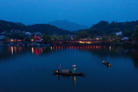 (miniature) Photo a&eacute;rienne prise le 28 avril 2021 de la vue nocturne du village de p&ecirc;cheurs de Sandu &agrave; Jiande